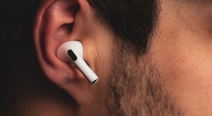 Cảm giác đeo AirPods Pro thoải mái, không bí bách - Apple AirPods Pro